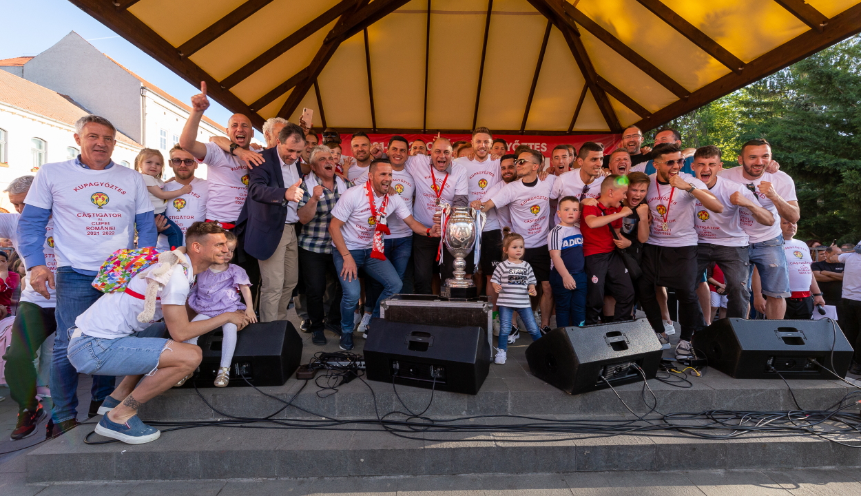 Több ezren ünnepelték Sepsiszentgyörgy főterén a kupagyőztes futballcsapatot