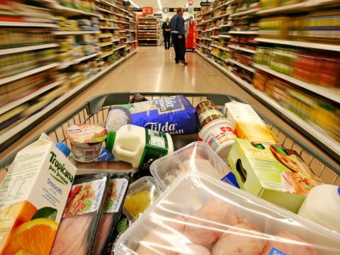 Ciolacu: június 1-jétől a jogosultak megkapják az 50 eurós élelmiszer-utalványokat