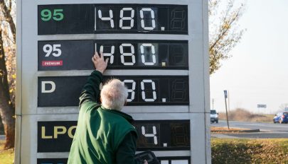 Péntektől csak magyar rendszámú autók tankolhatnak kedvezményesen Magyarországon