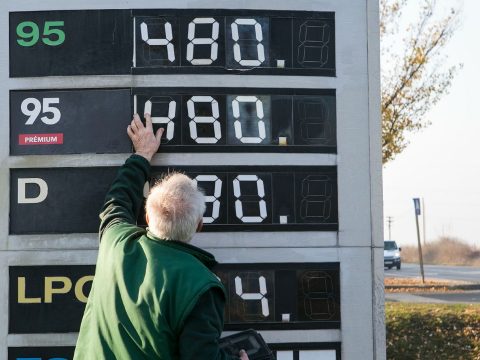 Péntektől csak magyar rendszámú autók tankolhatnak kedvezményesen Magyarországon