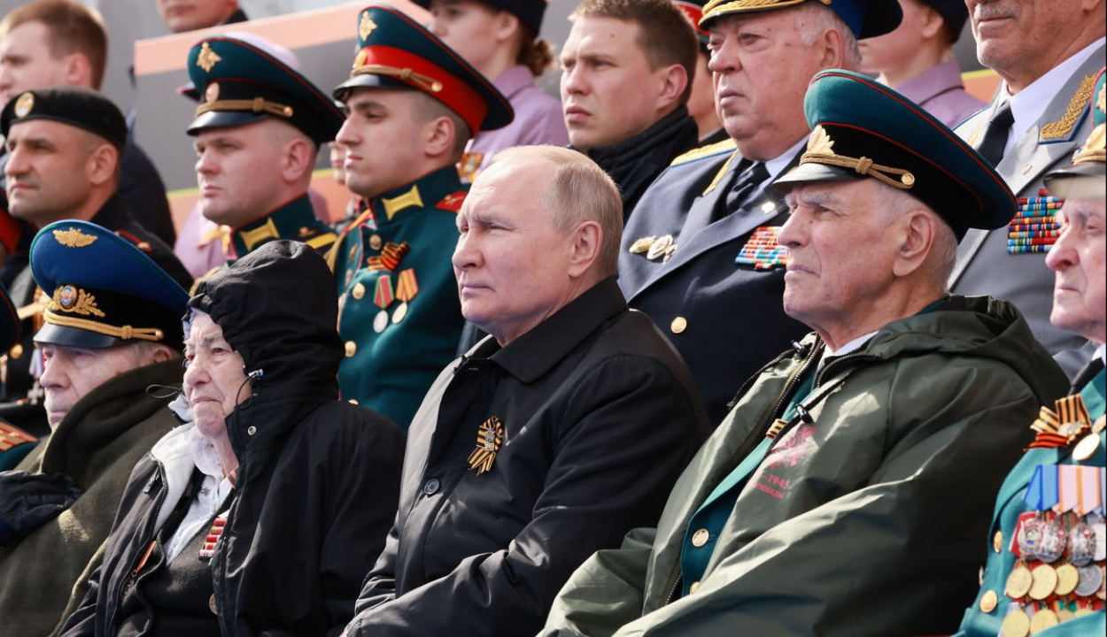 Putyin szerint Oroszország katonai agressziót akadályozott meg