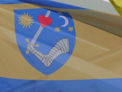 Jogerősen elutasította a legfelsőbb bíróság a Kovászna megye zászlaját támadó keresetet