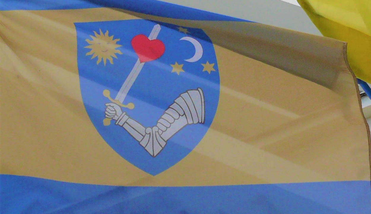 Jogerősen elutasította a legfelsőbb bíróság a Kovászna megye zászlaját támadó keresetet