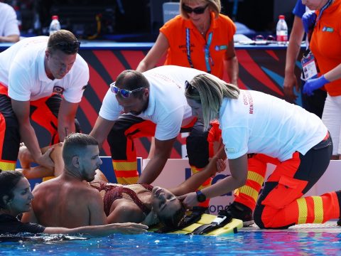 Vizes vb: elájult a vízben egy amerikai műúszó, edzője mentette ki
