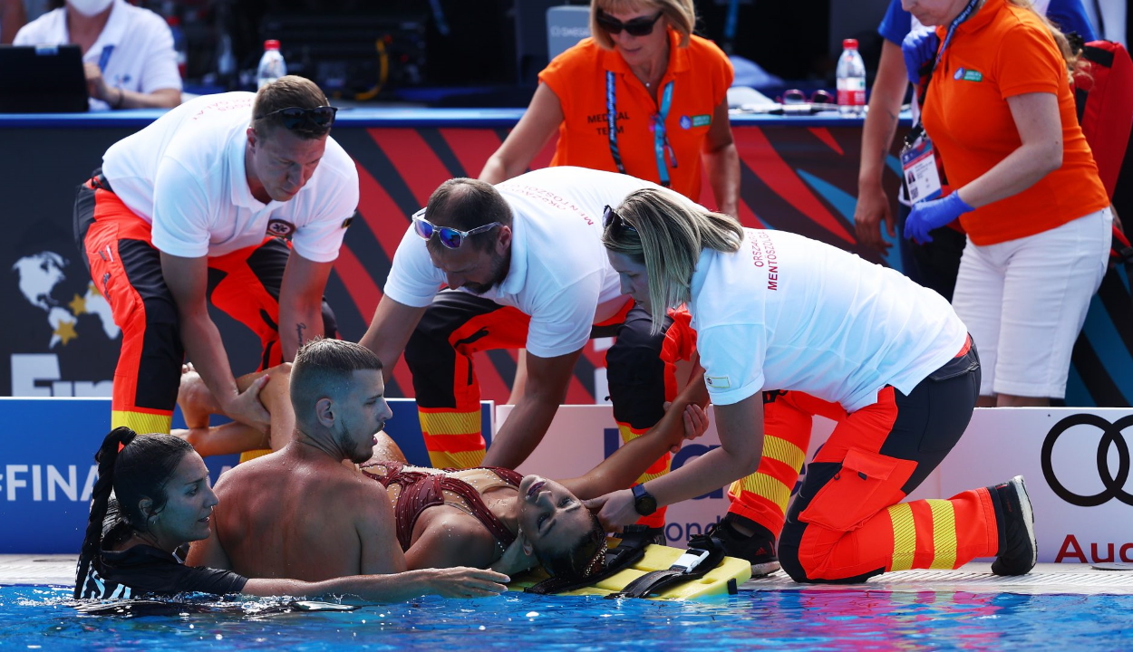 Vizes vb: elájult a vízben egy amerikai műúszó, edzője mentette ki