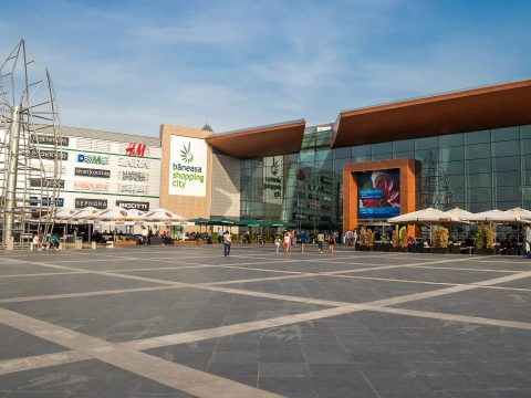 Hamis bombariadó miatt ürítettek ki egy bukaresti plázát