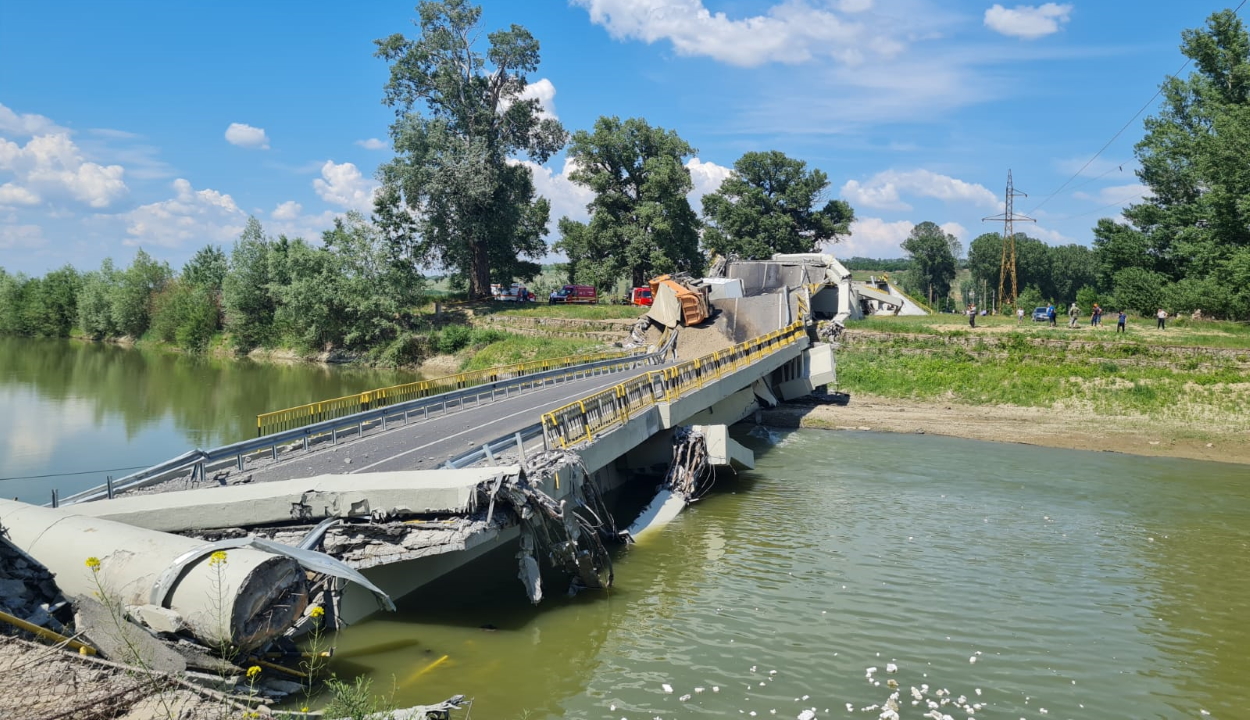 FRISSÍTVE: Beomlott egy néhány hónapja felújított híd Neamț megyében