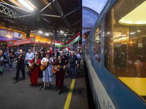 Elindult a Csíksomlyó Expressz és a Székely Gyors a csíksomlyói búcsúba