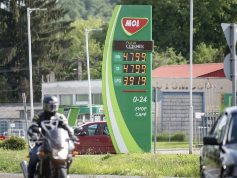 FRISSÍTVE: Korlátozták a magyarországi Mol-kutakon a hatósági áras üzemanyag-vásárlást