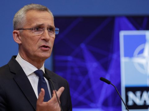 Stoltenberg: a NATO jóval 300 ezer fő fölé emeli a kiemelt készültségben tartott erőit