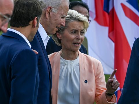 Von der Leyen és Biden: továbbra is együttműködünk, hogy csökkentsük Oroszország energiából származó bevételeit