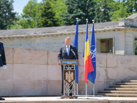 Iohannis a hősök napi ünnepségen: Románia erős és közmegbecsülésnek örvendő NATO-tag