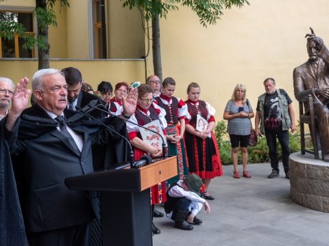 Felavatták Kolozsváron Kós Károly első egészalakos erdélyi szobrát