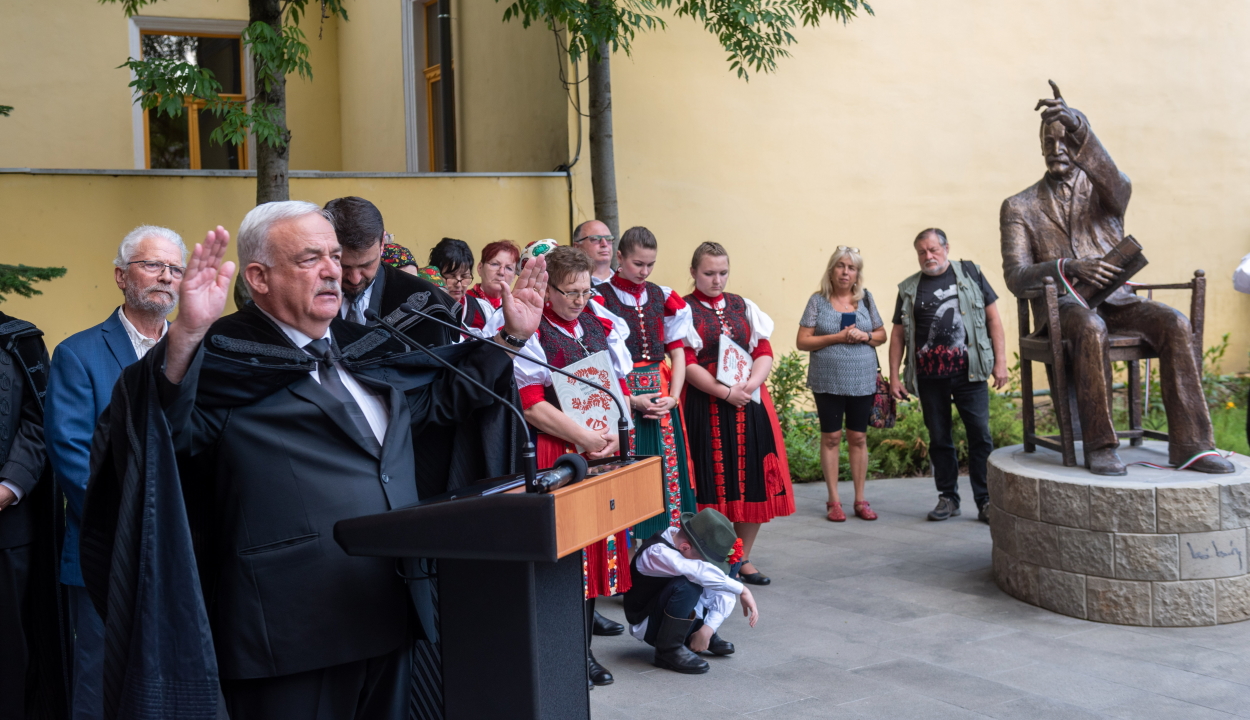 Felavatták Kolozsváron Kós Károly első egészalakos erdélyi szobrát