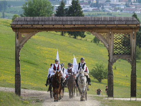 Csíksomlyón fogadták a pünkösdi lovas zarándoklat résztvevőit