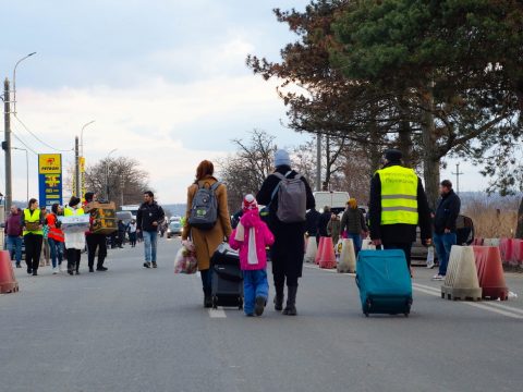 Alapélelmiszereket biztosít az ukrán menekülteknek a kormány