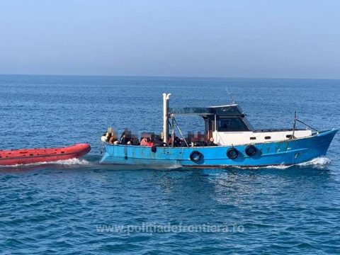 A Fekete-tengeren átkelt migránshajót fogott el a román parti őrség