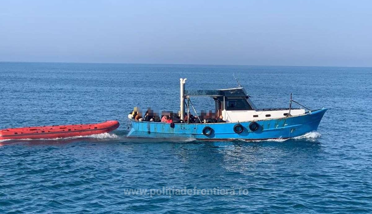 A Fekete-tengeren átkelt migránshajót fogott el a román parti őrség