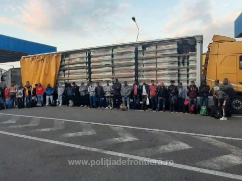 Koporsószállító autóban próbált Romániából Magyarországra szökni 36 migráns