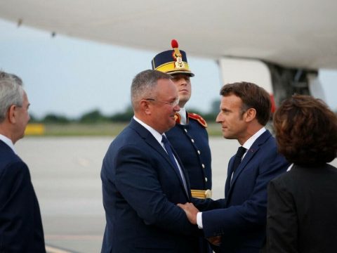 Romániába érkezett Emmanuel Macron francia elnök