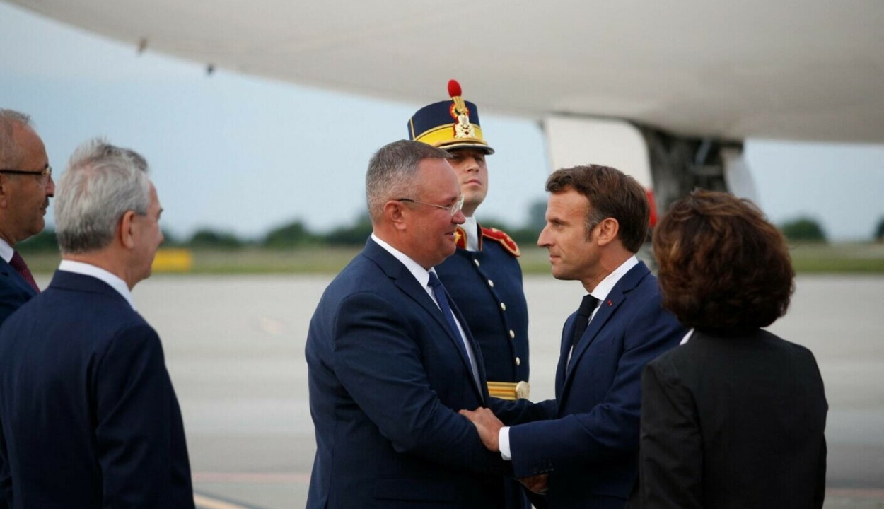 Romániába érkezett Emmanuel Macron francia elnök