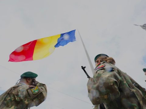 Védelmi miniszter: a román zászló nem áll versenyben a helyi közösségek jelképeivel