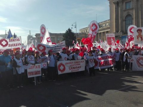 Több ezer egészségügyi alkalmazott tüntet Bukarestben