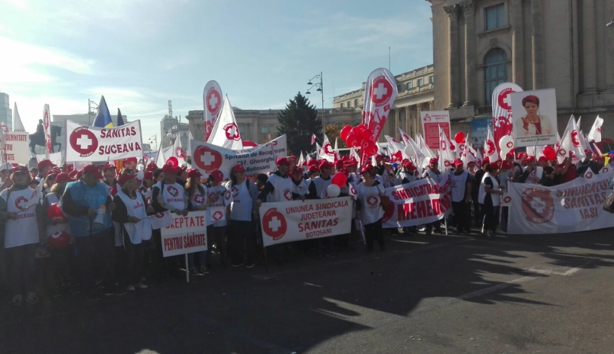 Több ezer egészségügyi alkalmazott tüntet Bukarestben