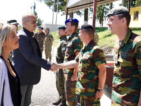 Meglátogatta a Romániában alakult NATO-harccsoportot a belga védelmi miniszter