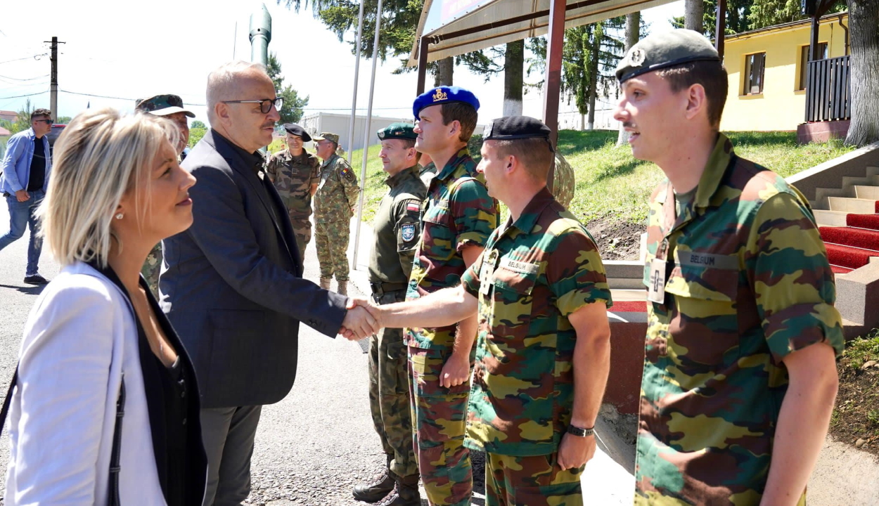Meglátogatta a Romániában alakult NATO-harccsoportot a belga védelmi miniszter