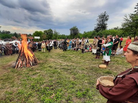 Szertűz a Tana-kúrián