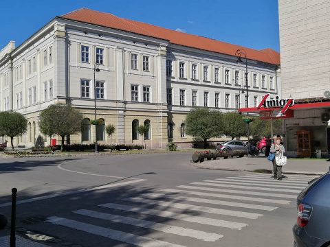 Újabb gombos jelzőlámpa a városban