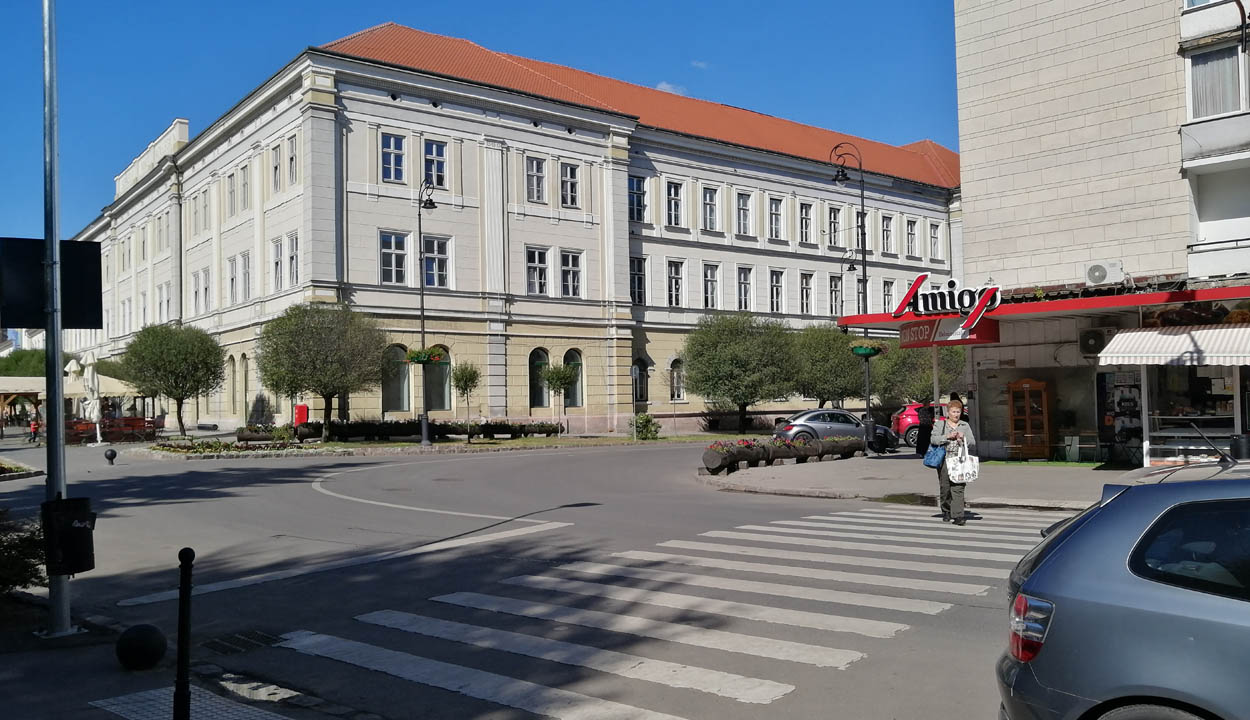 Újabb gombos jelzőlámpa a városban