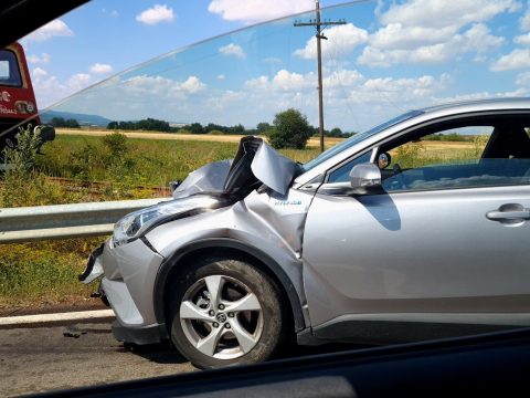 FRISSÍTVE: Autót sodort el a vonat Nagyborosnyó közelében