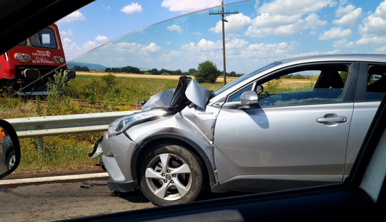 FRISSÍTVE: Autót sodort el a vonat Nagyborosnyó közelében