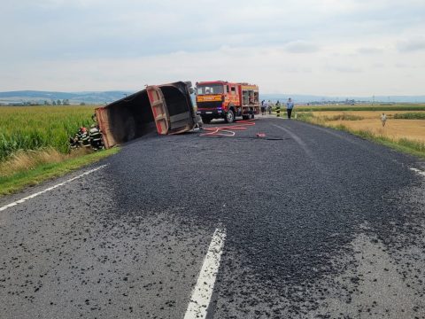 Felborult egy teherautó Kökös és Szotyor között, elhunyt a sofőr