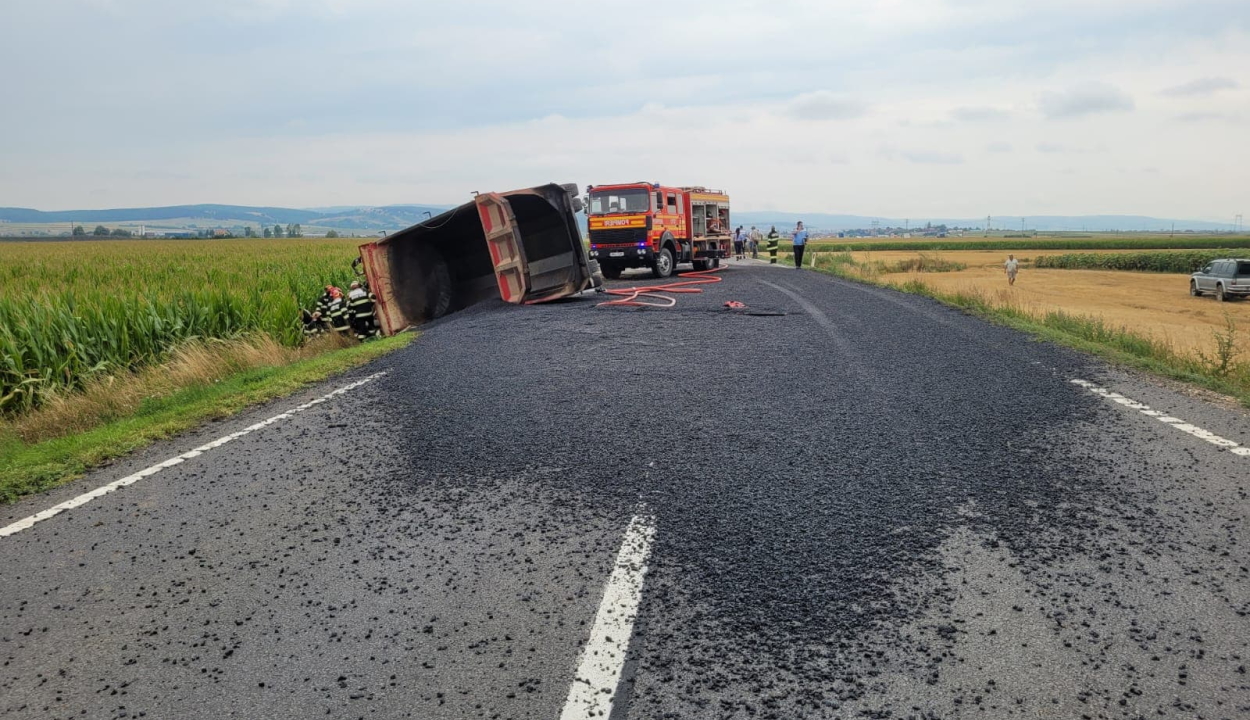 Felborult egy teherautó Kökös és Szotyor között, elhunyt a sofőr