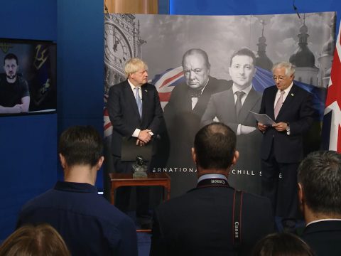 Boris Johnson Churchill-díjjal tüntette ki Zelenszkijt