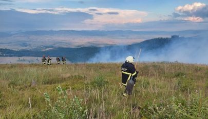 FRISSÍTVE: A tűzoltók ötödik napja dolgoznak a bozottűz oltásán Hargita megyében