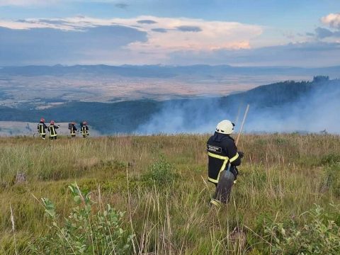 FRISSÍTVE: A tűzoltók ötödik napja dolgoznak a bozottűz oltásán Hargita megyében