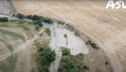 Gátat épített és elzárta a folyó útját egy Brassó megyei gazda