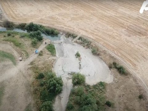 Gátat épített és elzárta a folyó útját egy Brassó megyei gazda