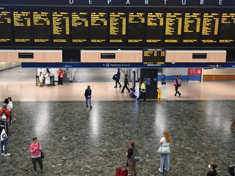 Vasúti dolgozók tízezrei sztrájkoltak Nagy-Britanniában, összeomlott a vonatközlekedés