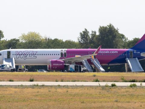 Bombafenyegetés miatt szállt le egy Wizz Air gép Ferihegyen