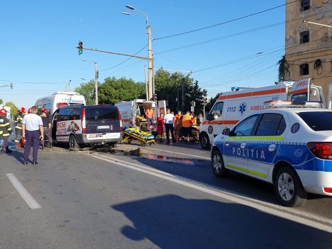 Tömegbaleset történt Aradon, tizenketten megsérültek