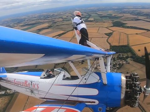 Repülő tetején utazott egy 93 éves nagyi