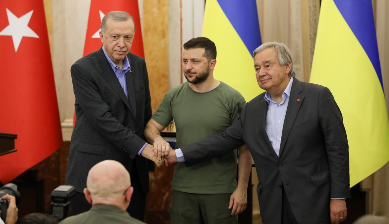A török elnökkel és az ENSZ-főtitkárral tárgyalt Zelenszkij Ukrajnában