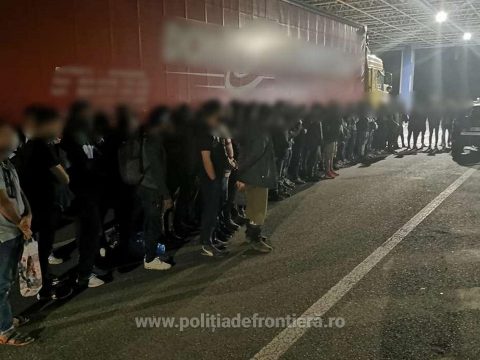 Több mint száz, kamionokban elrejtőzött illegális bevándorlót tartóztattak fel a román-magyar határon