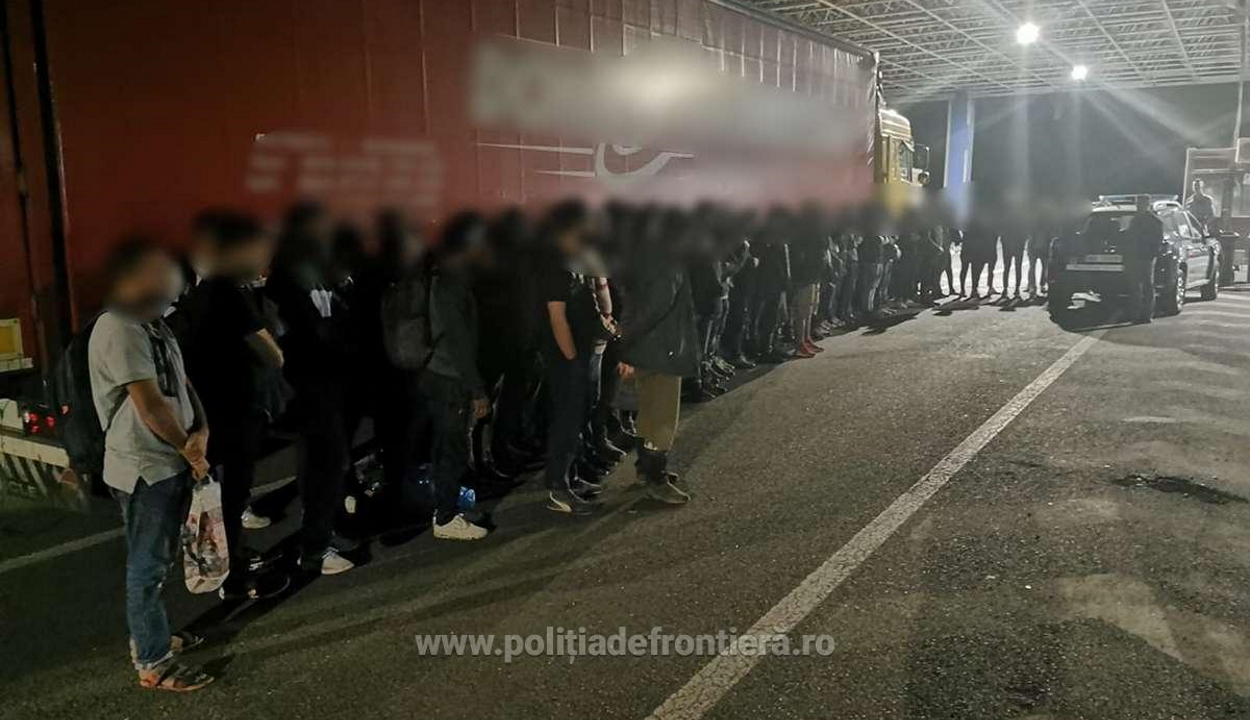 Több mint száz, kamionokban elrejtőzött illegális bevándorlót tartóztattak fel a román-magyar határon