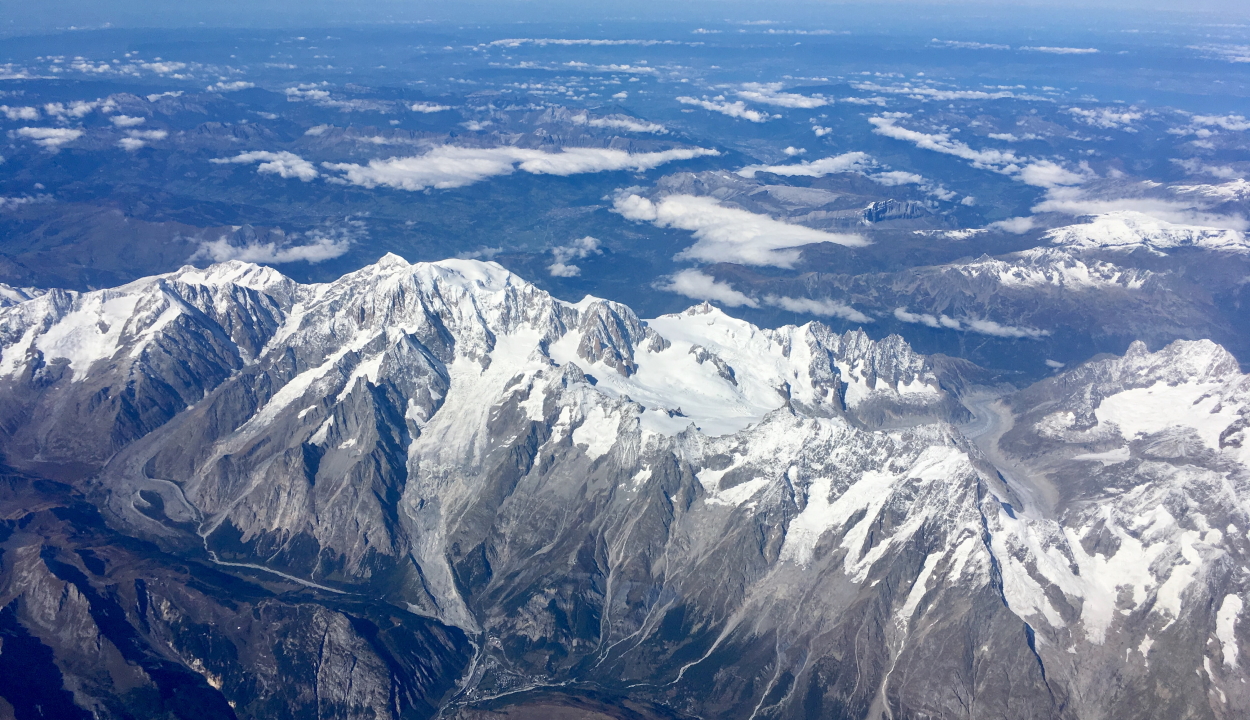 Sportcipőben és rövidnadrágban akarta megmászni a Mont Blanc-ot öt román turista